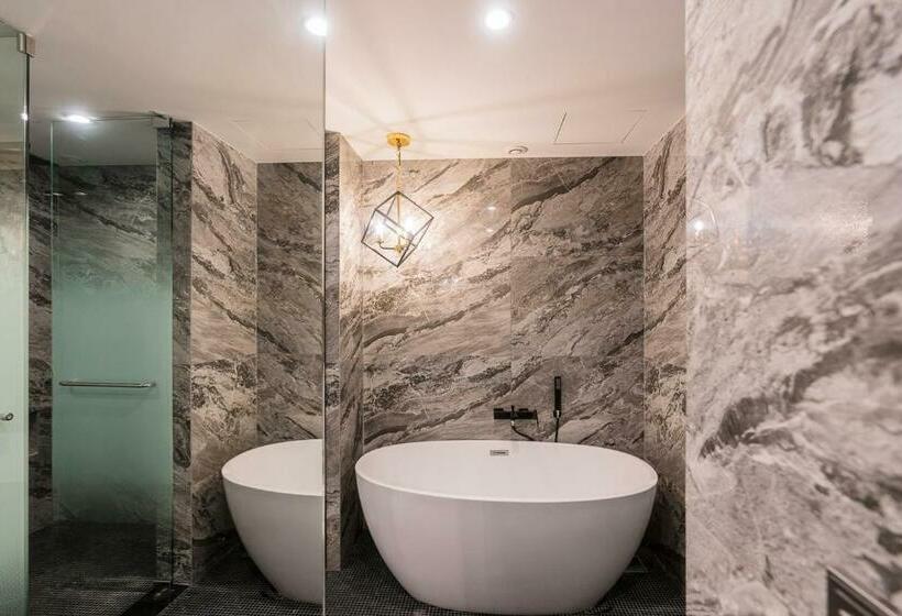 Quarto Estandar, The May Jongno