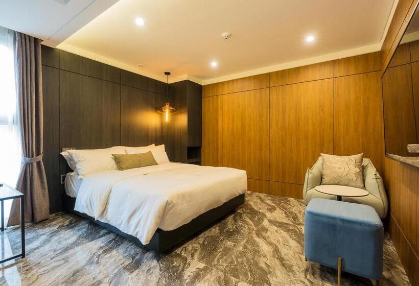 Quarto Estandar, The May Jongno