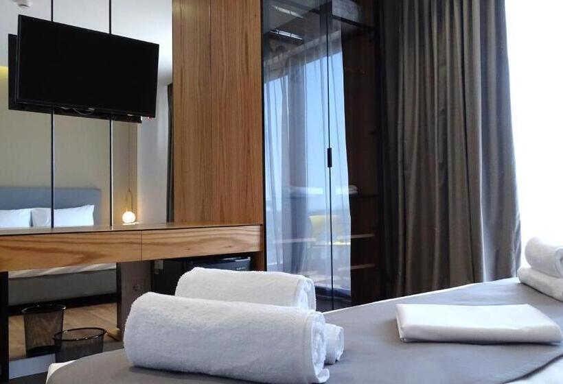 اتاق لوکس با تخت بزرگ, Valmar