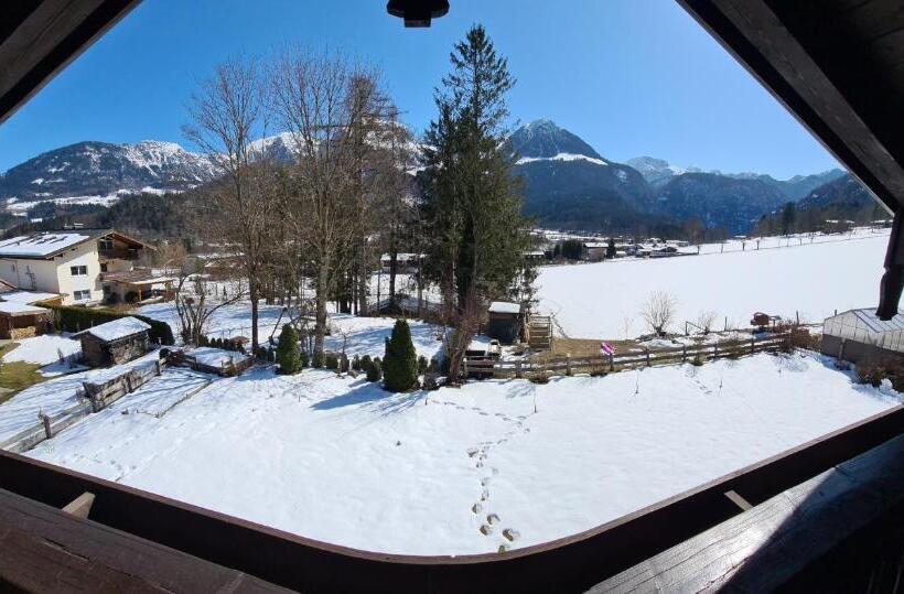 اتاق استاندارد چهارنفره با بالکن, Alpenpension Bergidyll
