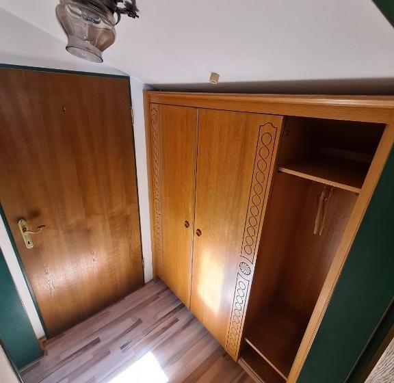 اتاق استاندارد چهارنفره با بالکن, Alpenpension Bergidyll