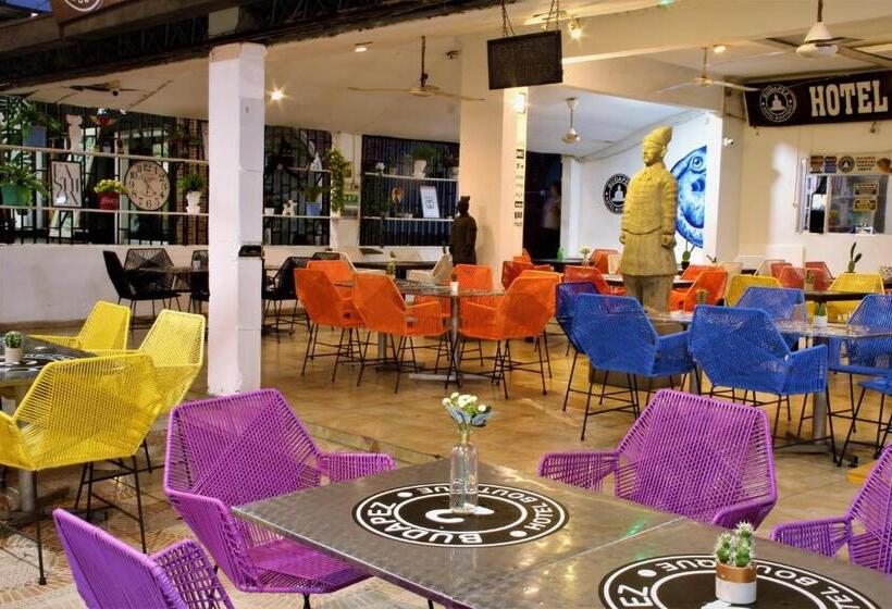 Quarto Familiar, Boutique Budapez