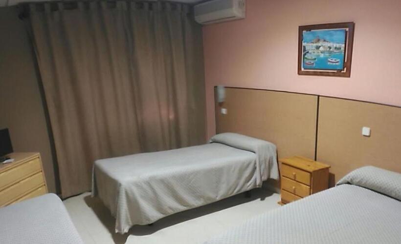 Номер Стандарт Трехместный, Hostal Ds