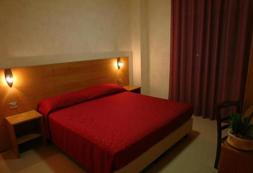 Quarto Triplo Estandar, Corona
