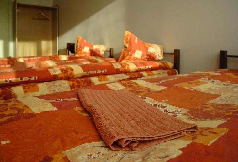 Economy Triple Room, Hostel Brize