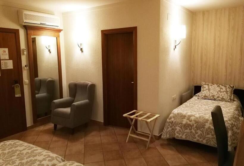Номер Стандарт Трехместный, Restaurante La Quadra