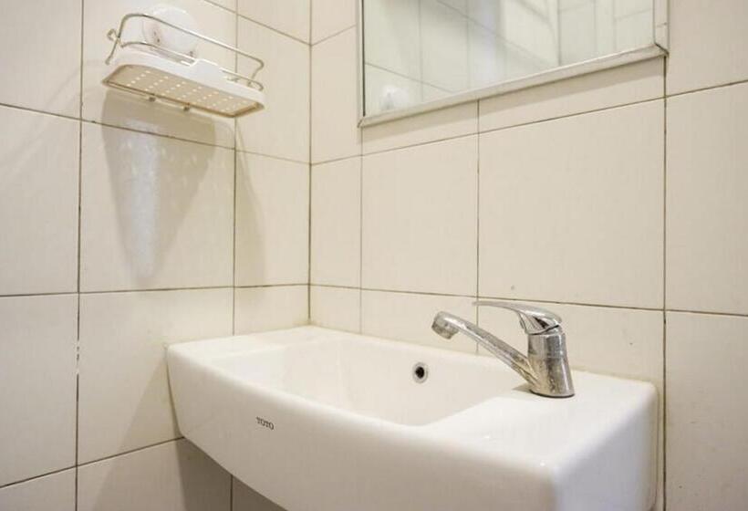 Standard Room, Reddoorz Plus Near Kawasan Sam Poo Kong Semarang