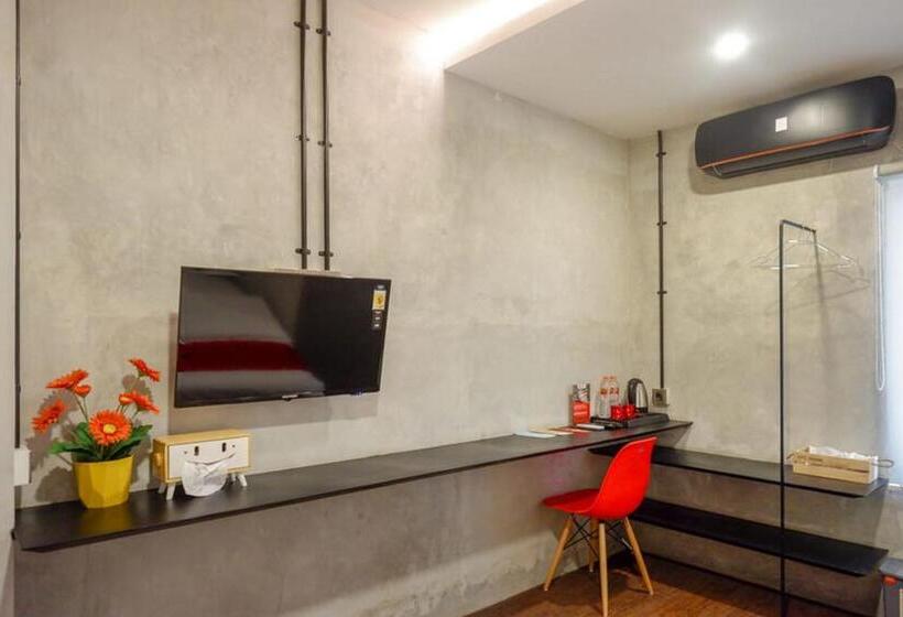 Люкс, Reddoorz Plus Near Kawasan Sam Poo Kong Semarang