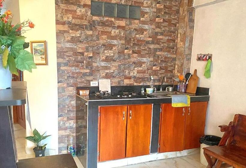 Трехместный Номер Стандарт с Балконом, Casa El Prado Hostal