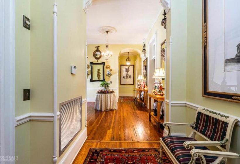 Номер Deluxe, Burke Mansion