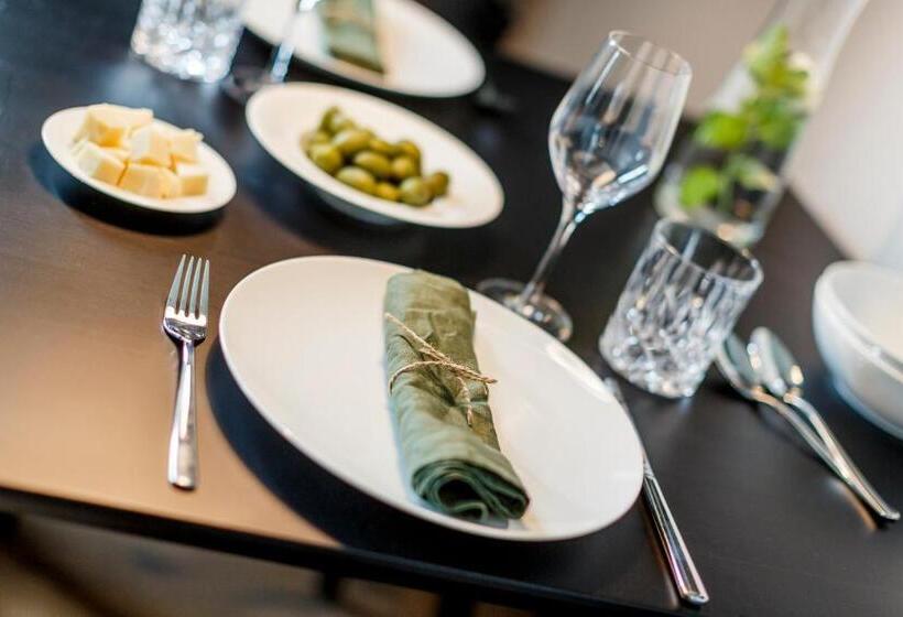 Escritório Estándar, Black F House   Serviced Apartments