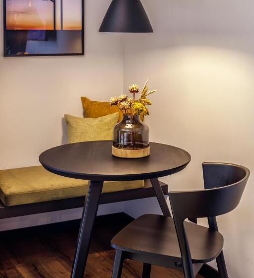 Escritório Estándar, Black F House   Serviced Apartments