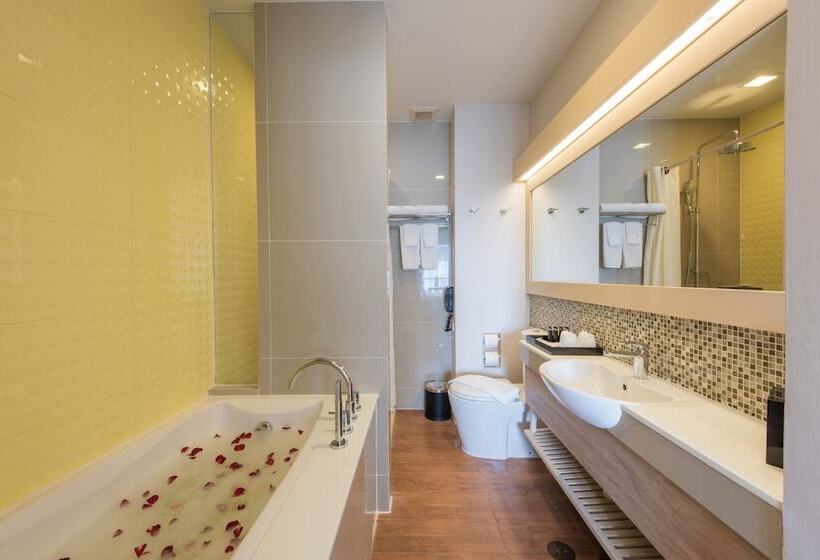 اتاق استاندارد با چشم‌انداز استخر, Holiday Ao Nang Beach Resort, Krabi