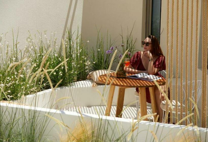 Deluxe люкс с видом, White Pebble Suites