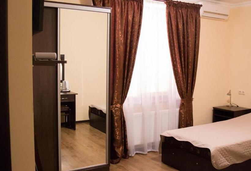 اتاق لوکس, Sem Uglov