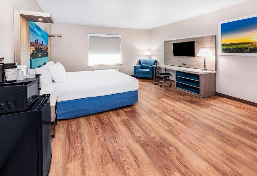 适合残疾人士使用的带超级大床的标准间, Days Inn & Suites By Wyndham San Antonio Near Frost Bank Center