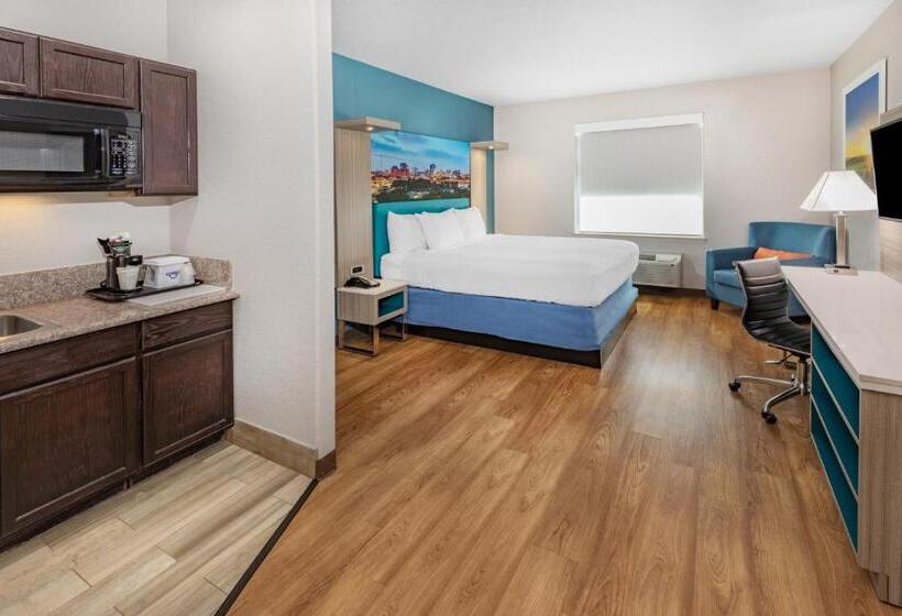 带大床的标准间, Days Inn & Suites By Wyndham San Antonio Near Frost Bank Center