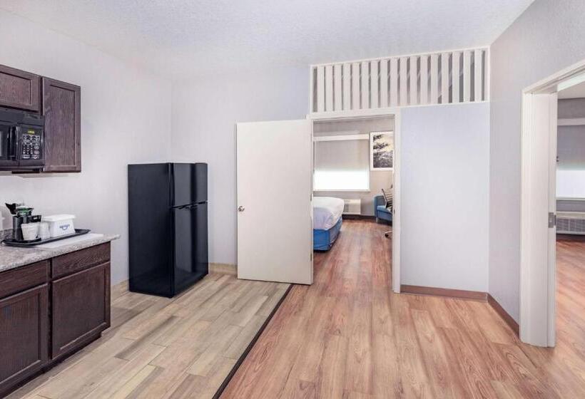 带2个卧室的套房, Days Inn & Suites By Wyndham San Antonio Near Frost Bank Center