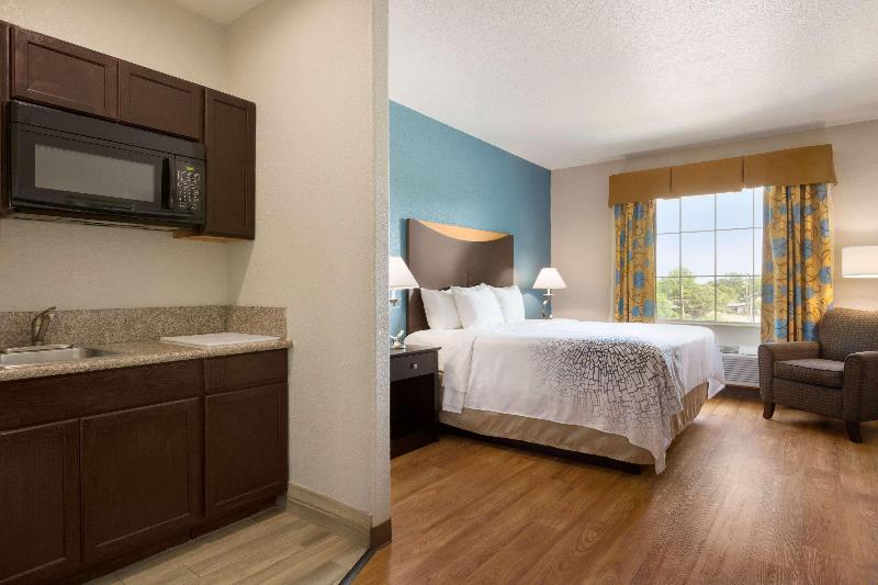 带大床的标准间, Days Inn & Suites By Wyndham San Antonio Near Frost Bank Center