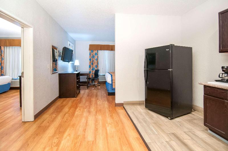 带2个卧室的套房, Days Inn & Suites By Wyndham San Antonio Near Frost Bank Center