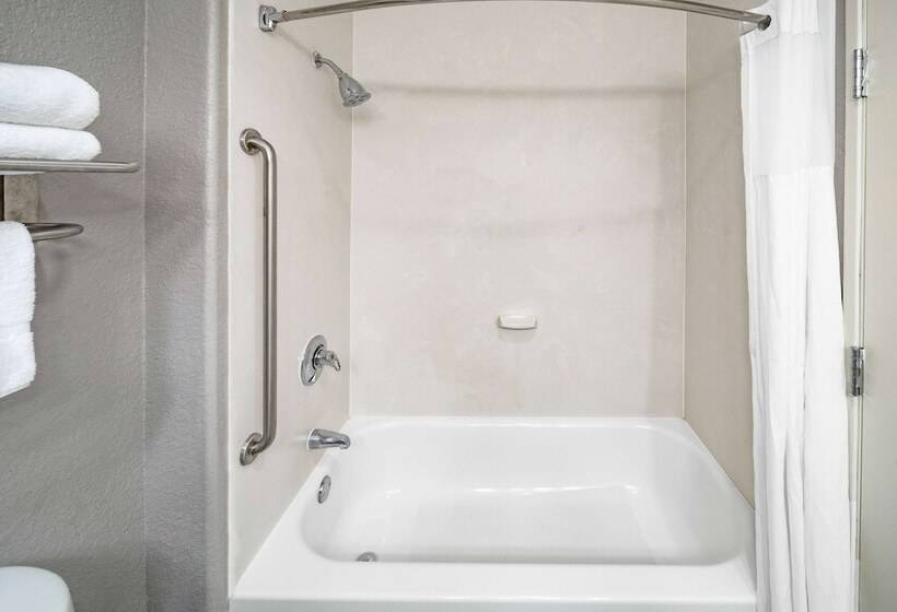 带2个卧室的套房, Days Inn & Suites By Wyndham San Antonio Near Frost Bank Center