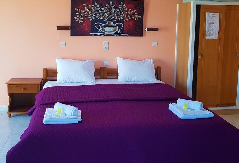 Трехместный Номер Стандарт Вид на Бассейн, Stars Hotel   Adults Only