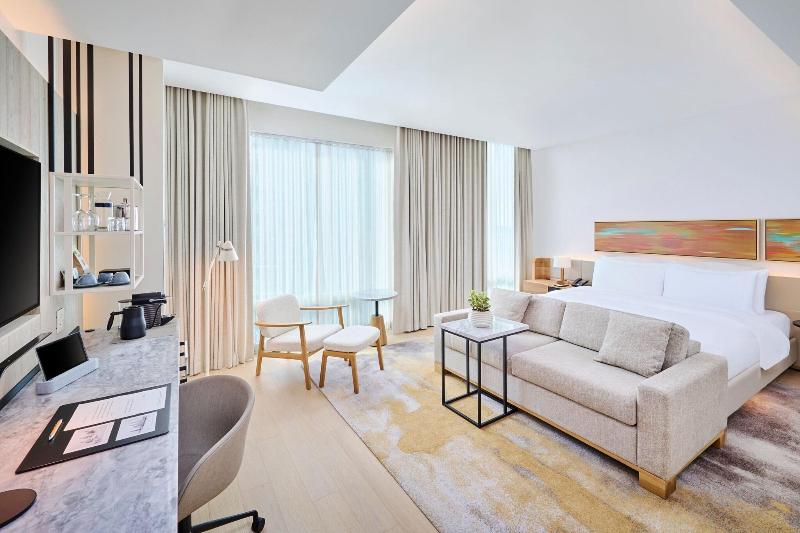 带大床的标准工作室, The Pearle Hotel & Spa, Autograph Collection