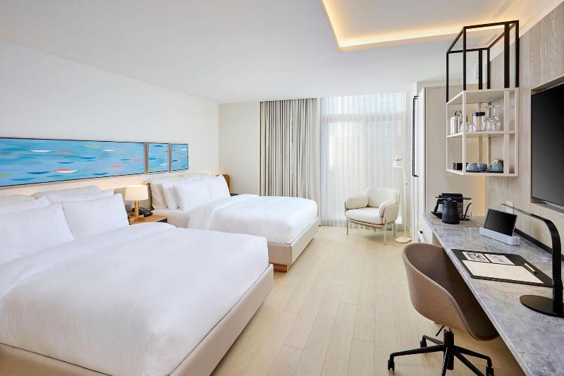 带四张床的标准工作室, The Pearle Hotel & Spa, Autograph Collection