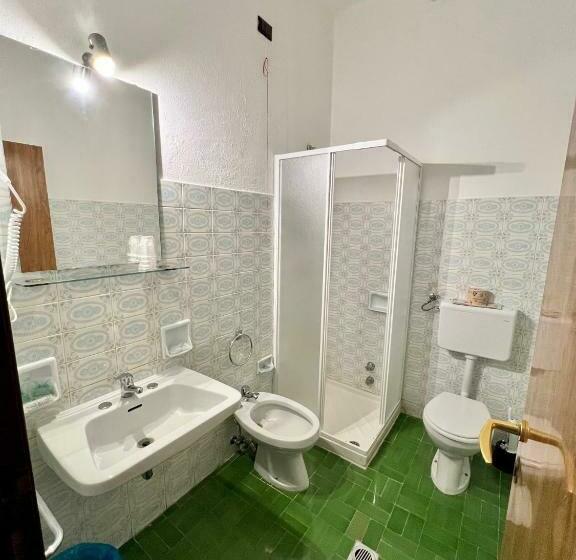 Economy Triple Room, Tea  Praia A Mare