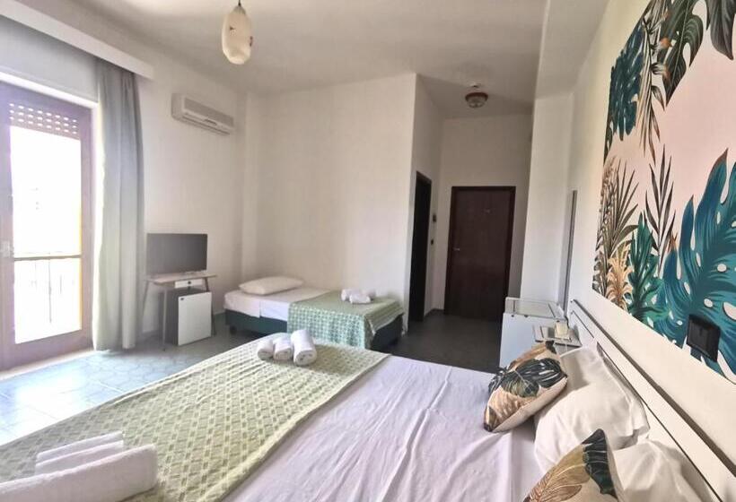 اتاق استاندارد سه تخته با بالکن, Tea  Praia A Mare