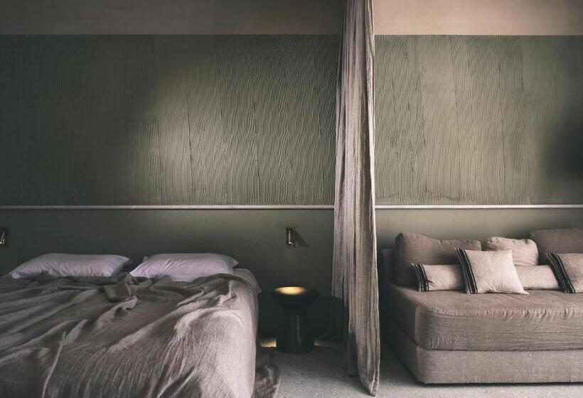Полулюкс, Ekies All Senses Resort