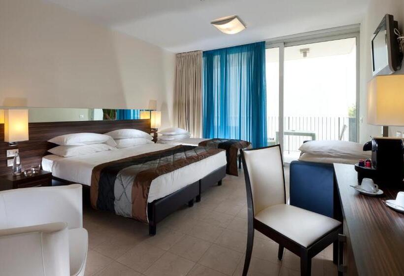 اتاق سوپریور با چشم‌انداز جانبی دریا, Mercure Rimini Lungomare