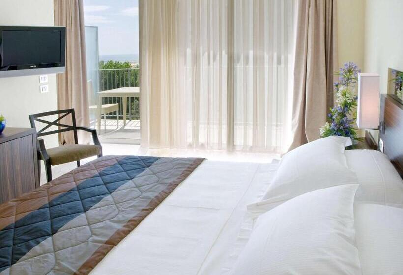 اتاق سوپریور با چشم‌انداز جانبی دریا, Mercure Rimini Lungomare