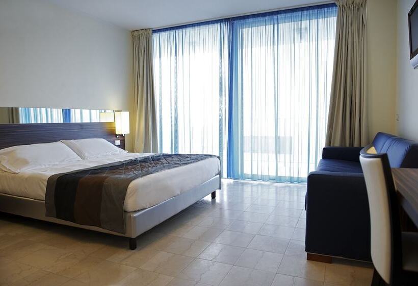 اتاق سوپریور با چشم‌انداز جانبی دریا, Mercure Rimini Lungomare