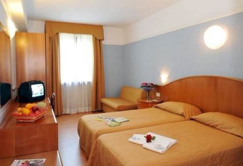 Номер Стандарт Трехместный, Park Hotel Jolanda