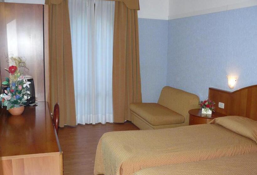 Номер Стандарт Трехместный, Park Hotel Jolanda