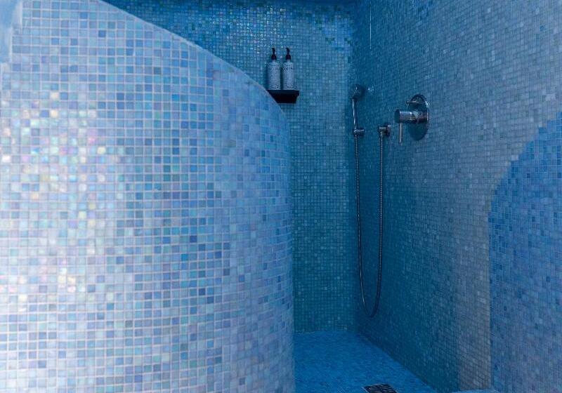 스위트, Above Blue Suites