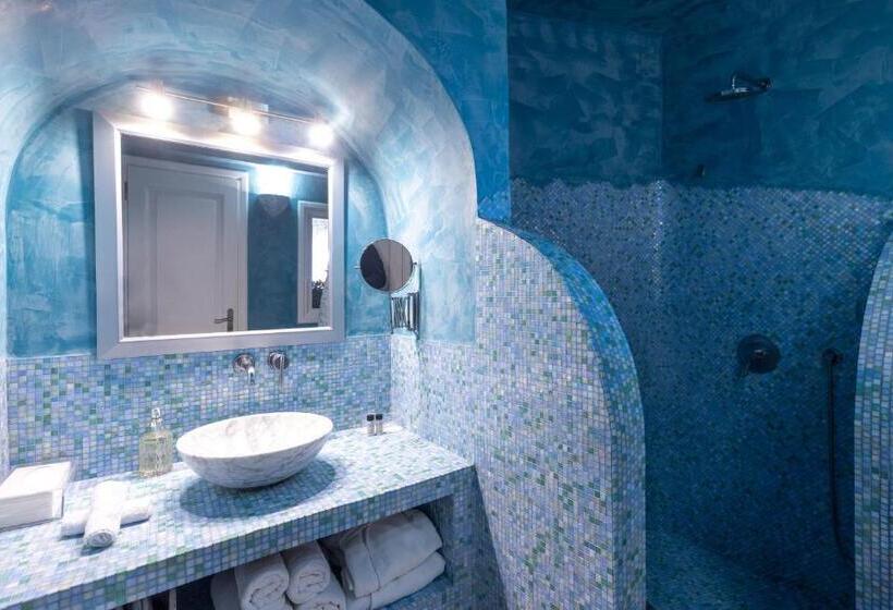 스위트, Above Blue Suites