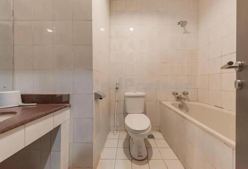 Номер Deluxe, Ayong Linggarjati Kuningan Mitra Reddoorz
