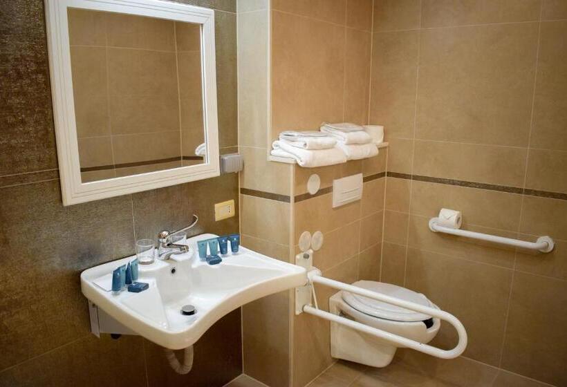 اتاق استاندارد با تخت بزرگ برای معلولان, Grand Novi Vinodolski Resort