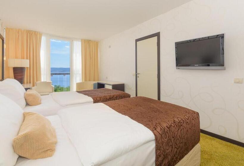 اتاق استاندارد با تخت دوبل و چشم‌انداز دریا, Grand Novi Vinodolski Resort