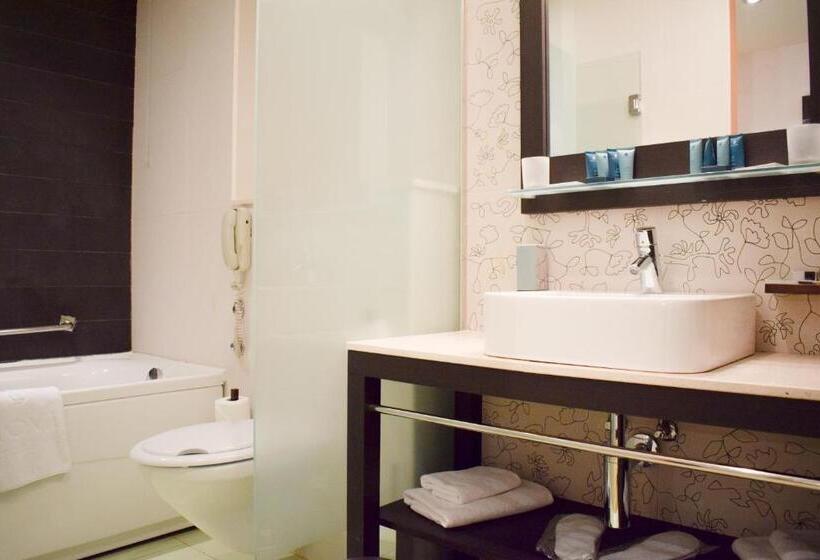 اتاق استاندارد با تخت دوبل و چشم‌انداز دریا, Grand Novi Vinodolski Resort