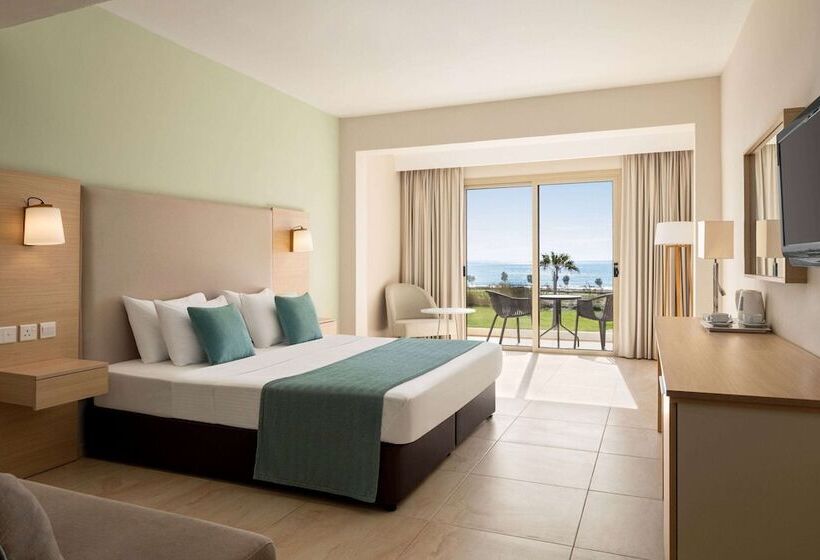 Номер Классический Вид на Бассейн, Ramada Hotel & Suites By Wyndham Ayia Napa