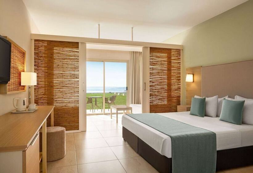 Номер Superior Вид на Море, Ramada Hotel & Suites By Wyndham Ayia Napa
