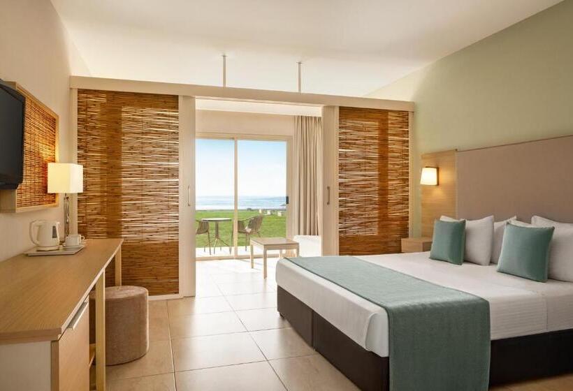 Номер Классический Вид на Бассейн, Ramada Hotel & Suites By Wyndham Ayia Napa