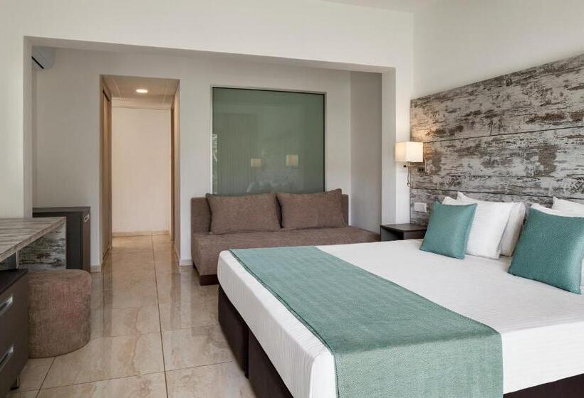Номер Классика Кровать Кинг, Ramada Hotel & Suites By Wyndham Ayia Napa