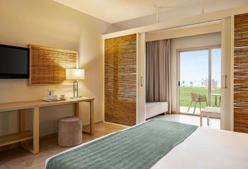 Номер Superior Вид на Море, Ramada Hotel & Suites By Wyndham Ayia Napa