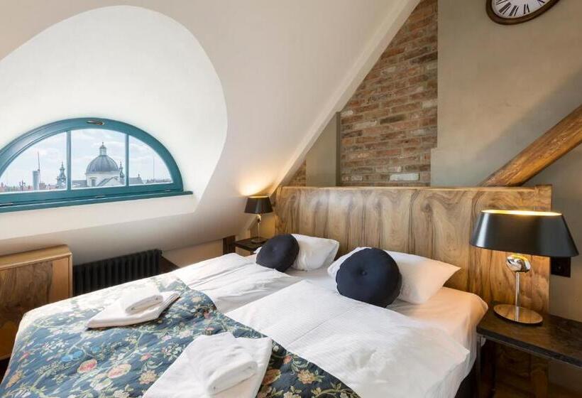 Студия Стандарт, Antique Apartments Plac Szczepański