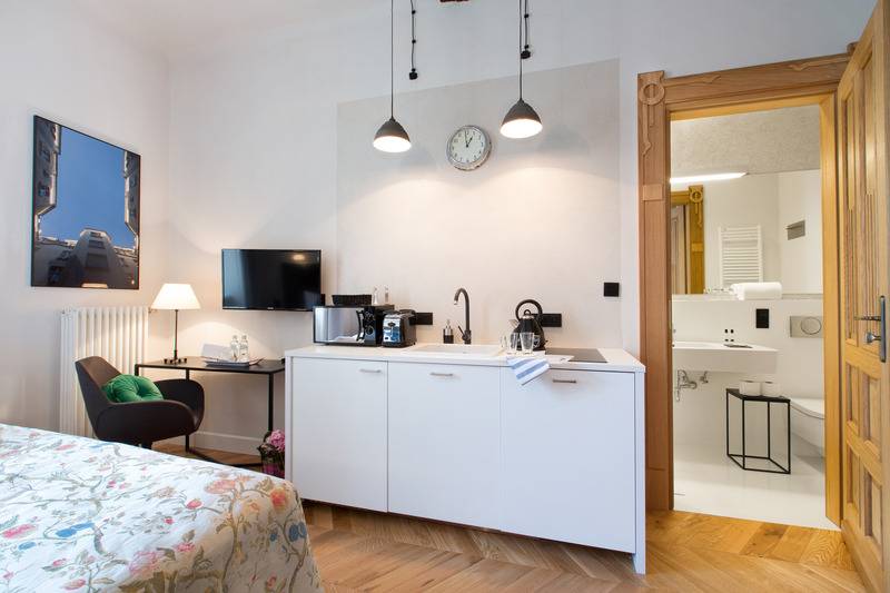 Студия Стандарт, Antique Apartments Plac Szczepański
