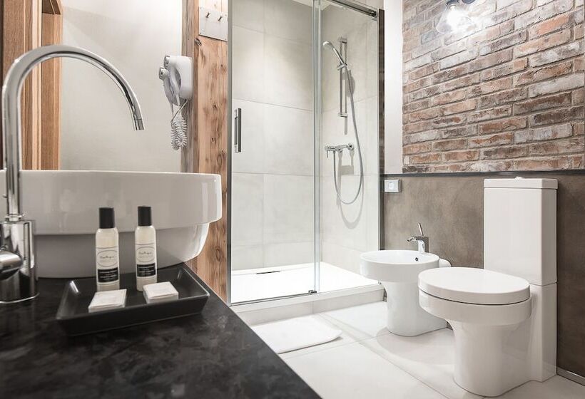 Студия Стандарт, Antique Apartments Plac Szczepański